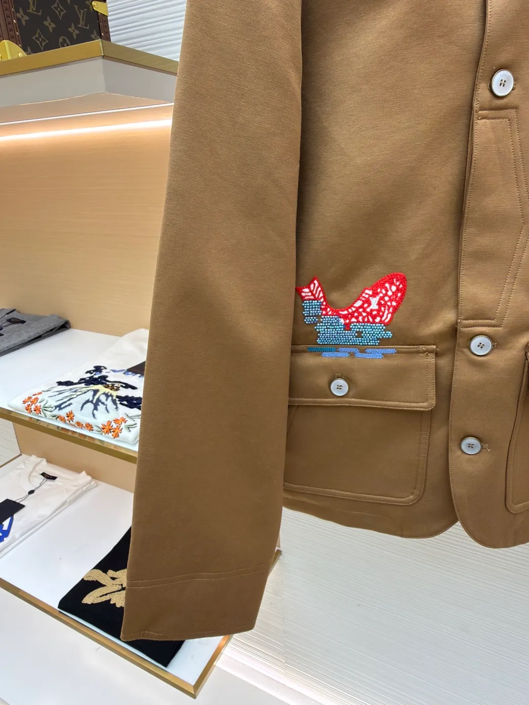 LOUIS VUITTON koi jacquard lapel jacket ●Original version: purchased and developed for 106000 ●Item number: 1681205-C15 ●Fabric: high-quality cotton fabric ●Technology: jacquard production ●Color: brown ●Version: fitted version ●Weight: about 980 grams ●Size: S-M-L-XL ●Description: Made of high-quality cotton fabric, crisp and textured. The leather splicing part of the collar has been carefully tanned and polished to make it soft and glossy. The splicing with the cotton fabric adopts seamless lamination technology; the pattern embroidery adopts multi-color three-dimensional embroidery technology, and different colors of silk threads are layered for embroidery, so that the pattern presents a rich three-dimensional sense and color levels. , the stitching is fine and even, the pattern details are clear and vivid, as if giving the pattern a sense of life; it is made of customized metal material, and has been polished, plated and other processes, the surface is smooth and textured, the stitching at the seams between the buttons and the body is firm, and the opening and closing is smooth, adding exquisite hardware embellishments to the overall shape. The overall wiring is straight and delicate, the fabric is comfortable and soft, and the color is consistent without color difference. It can be matched with the same style to create a fashionable look and control various occasions. Customized accessories, complete with three standards, same style for men and women!